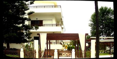 Chris Studios & Apartments