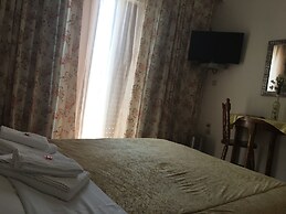 Chris Studios & Apartments