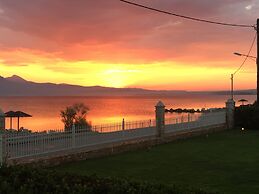 Chris Studios & Apartments