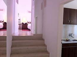 Chris Studios & Apartments