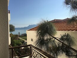 Chris Studios & Apartments