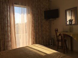 Chris Studios & Apartments