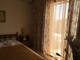 Chris Studios & Apartments