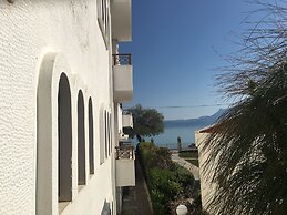 Chris Studios & Apartments