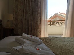 Chris Studios & Apartments