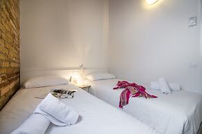 Happy People Gaudi Sant Pau