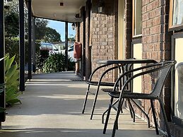 Airport Manor Inn
