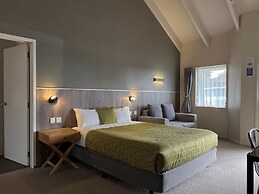Airport Manor Inn