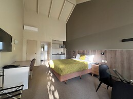 Airport Manor Inn