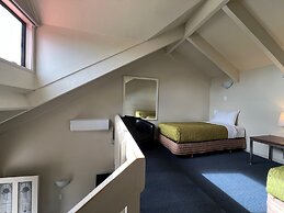 Airport Manor Inn