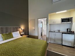 Airport Manor Inn