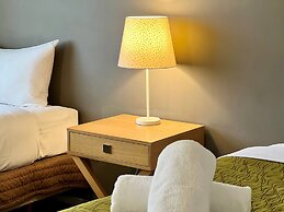 Airport Manor Inn