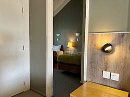 Airport Manor Inn