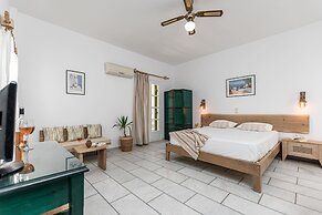 Studios Vrettos Beachfront Hotel