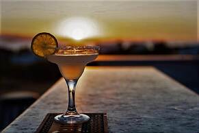 Studios Vrettos Beachfront Hotel