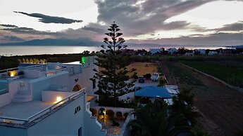 Studios Vrettos Beachfront Hotel