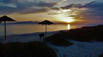 Studios Vrettos Beachfront Hotel