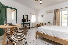 Studios Vrettos Beachfront Hotel