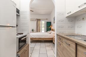 Studios Vrettos Beachfront Hotel