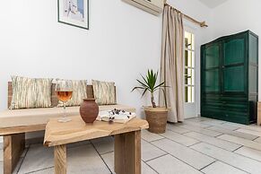 Studios Vrettos Beachfront Hotel