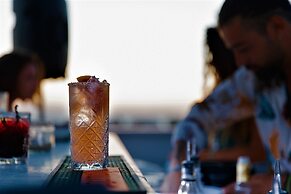 Studios Vrettos Beachfront Hotel