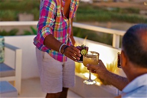 Studios Vrettos Beachfront Hotel