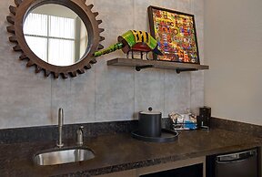 Hampton Inn & Suites Austin @ The University / Capitol