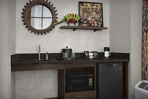 Hampton Inn & Suites Austin @ The University / Capitol