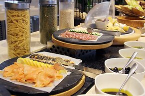 HUALUXE Shanghai Twelve at Hengshan