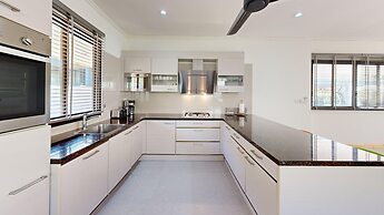 Idyllic Samui Beach Villa Resort