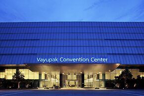 Centara Life Government Complex Hotel & Convention Centre Chaeng Watth