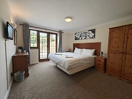 Little Foxes Hotel & Gatwick Airport Parking