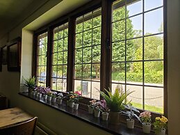 Little Foxes Hotel & Gatwick Airport Parking