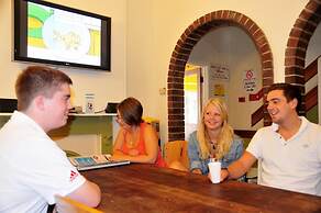 Adelaide Travellers Inn - Hostel