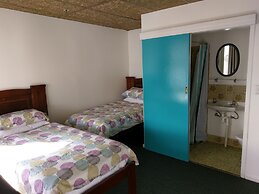 Adelaide Travellers Inn - Hostel