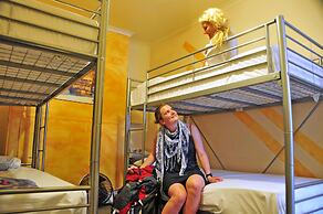 Adelaide Travellers Inn - Hostel