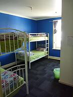 Adelaide Travellers Inn - Hostel