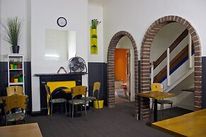 Adelaide Travellers Inn - Hostel