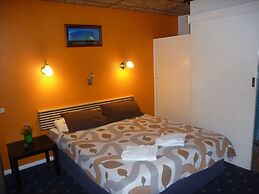 Adelaide Travellers Inn - Hostel
