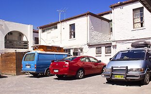 Adelaide Travellers Inn - Hostel