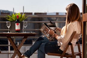 Corvin Plaza Apartments and Suites