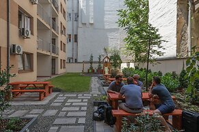 Corvin Plaza Apartments and Suites