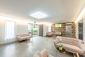 Corvin Plaza Apartments and Suites