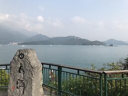 SunMoonLake Loft Inn