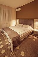 Ambassador Plaza Hotel