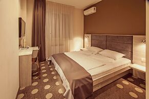 Ambassador Plaza Hotel