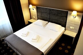 Ambassador Plaza Hotel