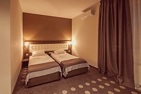 Ambassador Plaza Hotel