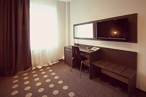 Ambassador Plaza Hotel