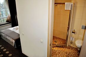 Ambassador Plaza Hotel